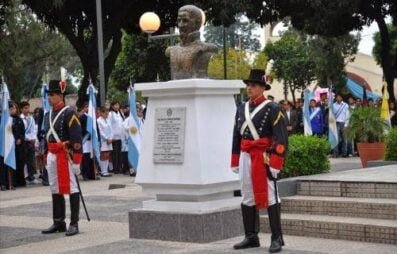Busto de Cornelio Saavedra custodiado por soldados de su Regimiento