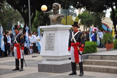 Busto de Cornelio Saavedra custodiado por soldados de su Regimiento